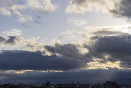 黄昏时分云海翻涌映衬城市剪影