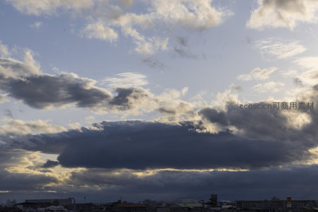 巨大云团悬浮于城市上空如巨幕降临