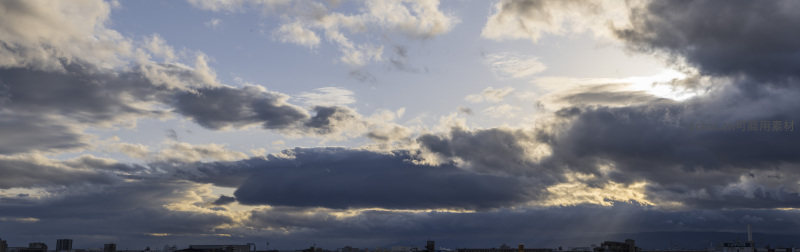广角镜头下的都市云海与金色霞光