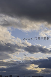 仰望天空：层叠云朵与城市剪影