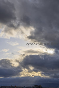 乌云密布时透出的希望之光