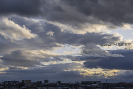 暮色中城市天际线与翻滚云海