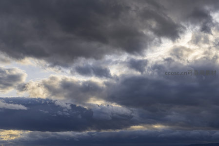 低角度仰拍的戏剧性云层结构