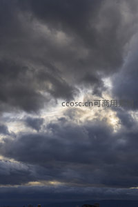 乌云密布，阳光穿透云层洒向大地