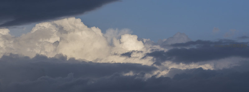 蓝天背景下蓬松积云与暗云对比