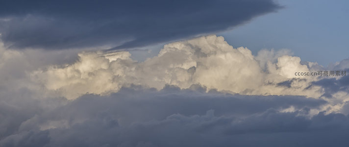 蓬松云朵在蓝天映衬下如棉花糖