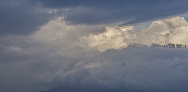 层叠云海翻涌，光影交织如画卷