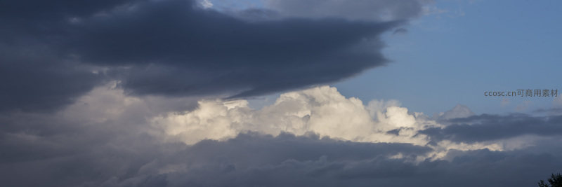 深色云层低垂，白色云团在下方翻腾