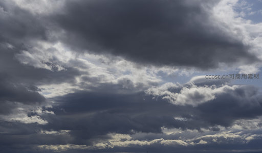 阴云密布的天空，透出丝丝光亮