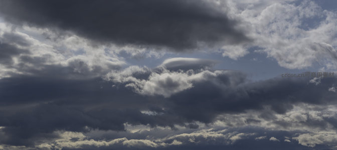 乌云密布的天空，光影交错的自然奇观