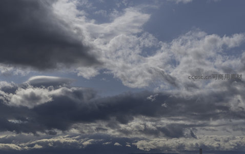 风云变幻，城市上空的戏剧性云景