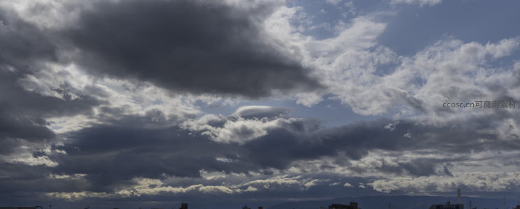 城市边缘的阴云密布，预示风雨将至