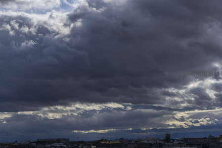 暴风雨前的城市天幕，厚重云层压顶