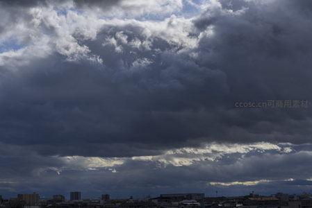城市上空的戏剧云层，光影与建筑的交响