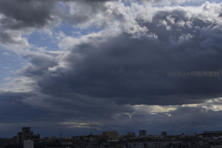 乌云压城城市天际线