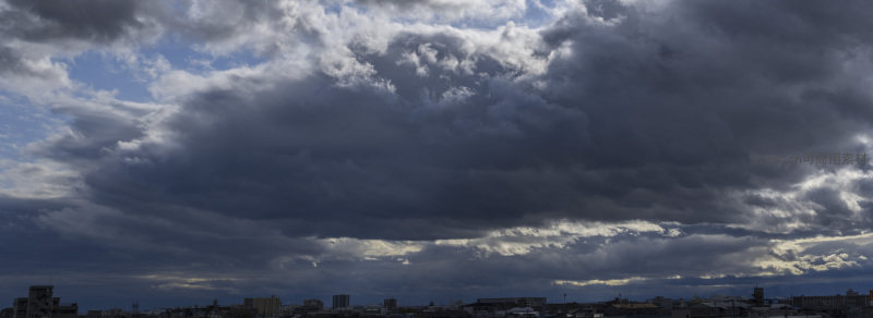 风暴前夕的城市全景