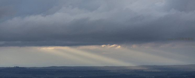 耶稣光穿透云层洒向大地