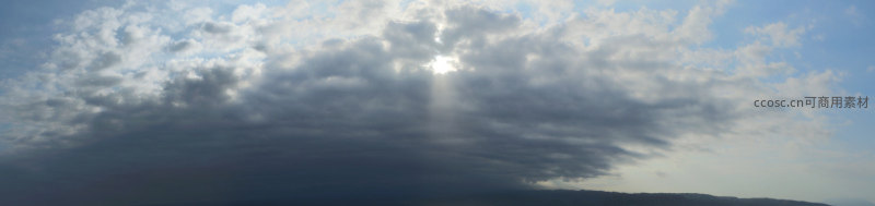 太阳破云而出光芒万丈