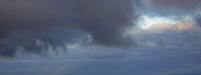 乌云密布，天光穿透云层缝隙
