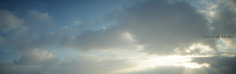 晨曦破云，阳光洒满蔚蓝天空