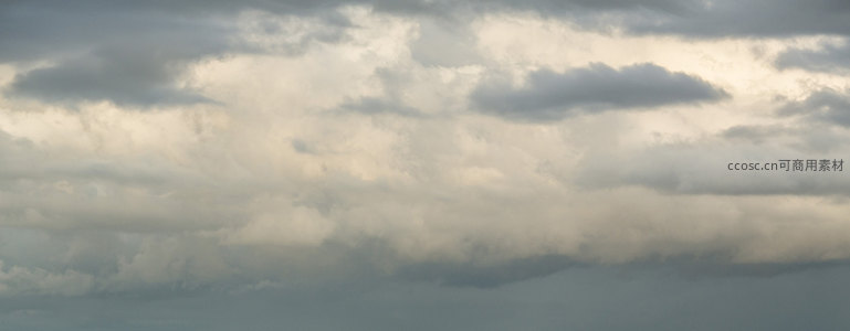 云海翻涌，灰白交织如画布