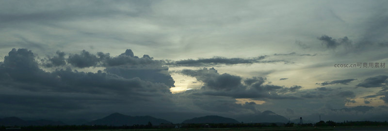 山峦剪影下，云层低垂压境