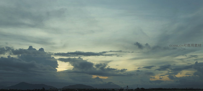 暮色云层下的远山剪影