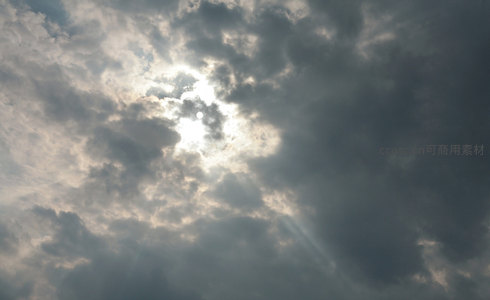 云层缝隙中透出的耀眼阳光