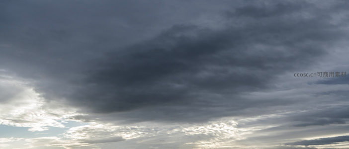 厚重乌云笼罩下的静谧天空