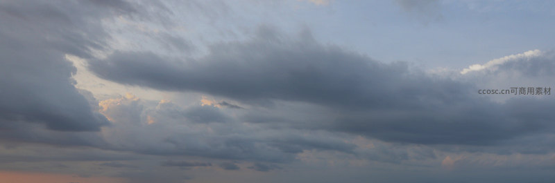 暮色云层翻涌，天边霞光微露