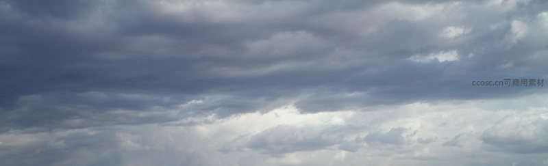 层叠云海涌动，蓝灰交织变幻