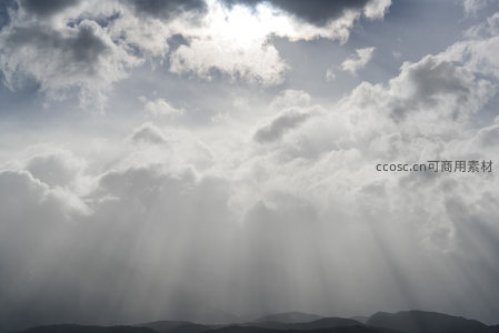 神光穿透云隙，洒向远山如帘