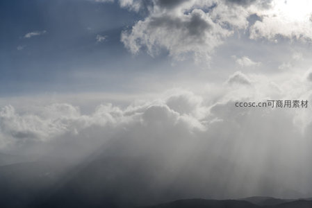 云隙光柱倾泻，山峦隐现苍茫