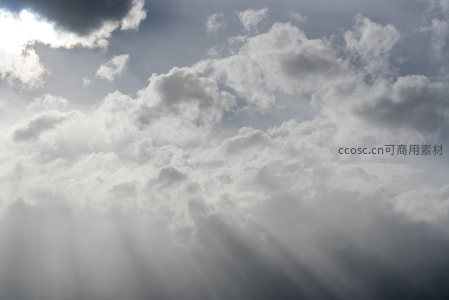 云层缝隙中洒下的神圣光束