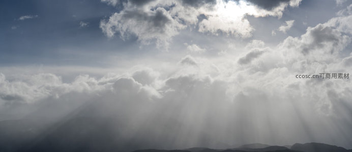 壮丽天光穿透云海照耀山河