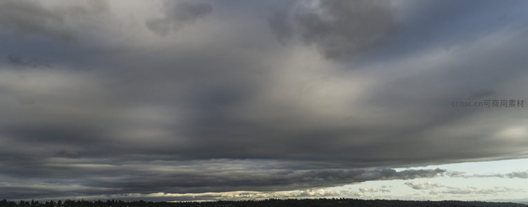 乌云密布预示风雨将至的天空