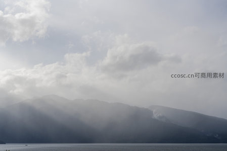 湖光山色间云雾缭绕的仙境