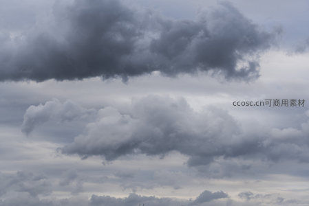 厚重乌云压顶，天空阴沉欲雨