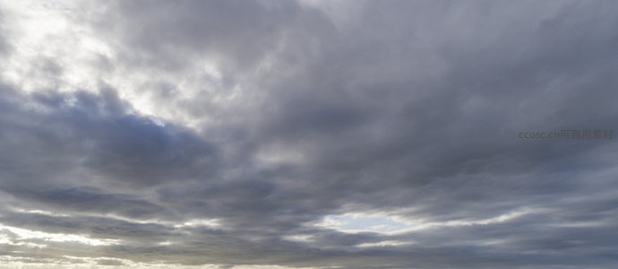 云层缝隙透光，天空光影交错