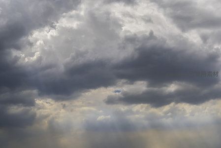 阳光刺破云层，神圣光柱洒落人间