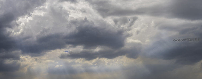 乌云密布天空中透出缕缕阳光
