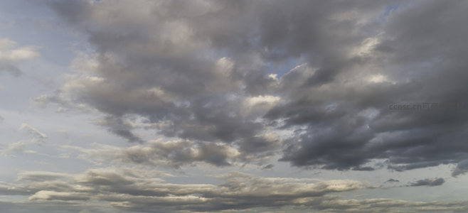 暮色云霞低垂，天空温柔过渡黄昏