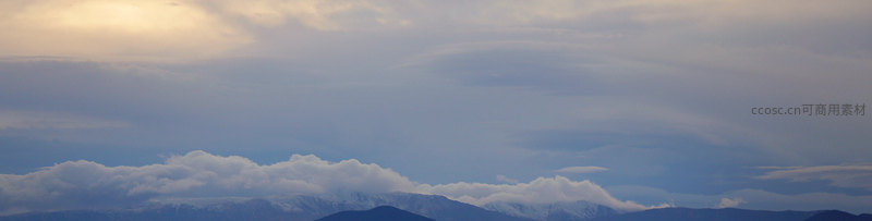 远山被云雾轻柔环绕若隐若现