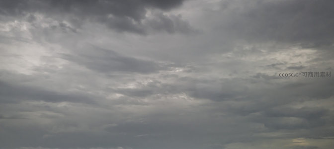阴沉灰云笼罩天空预示风雨将至