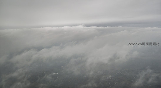 高空俯瞰云海，城市隐现于云雾之间。