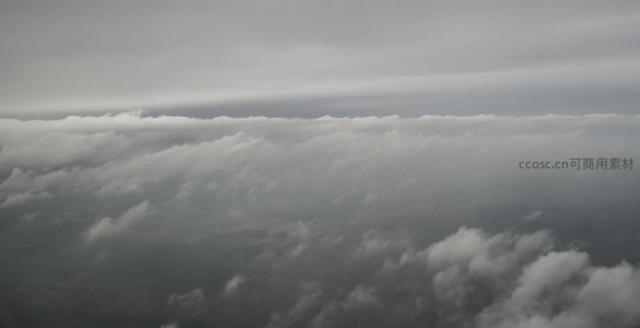云层之上，俯瞰大地，感受云端的宁静。