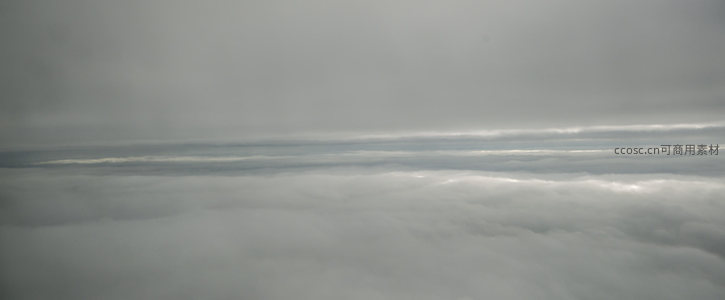 层层叠叠的云海，宛如流动的白色海洋。