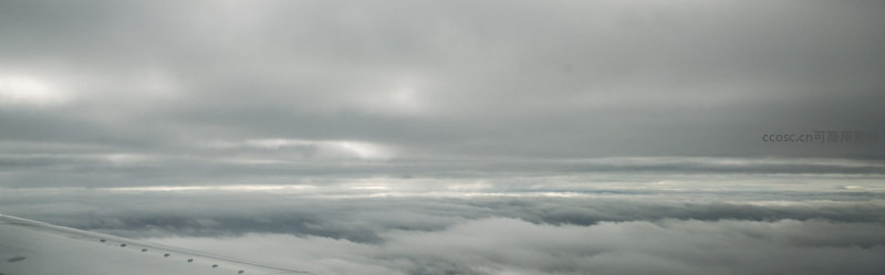 飞机舷窗外的云海，旅途中的诗意风景。