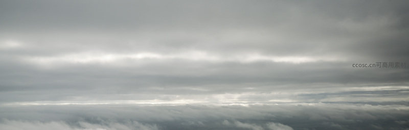 云幕低垂，笼罩大地如银纱