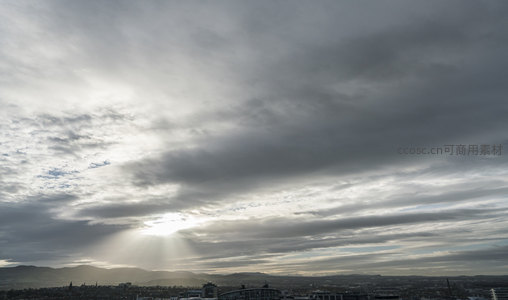 高处俯瞰城市上空的云海与光束